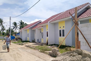 <p>Warga berkativitas di perumahan bersubsidi kawasan Kecamatan Mauk Kabupaten Tangerang, Banten, Jum’at, 23 Oktober 2020. Foto:Panji Asmoro/TrenAsia</p>
