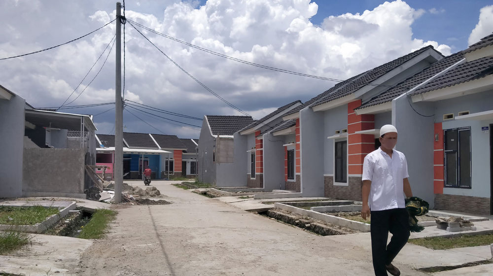 <p> Warga melintas di komplek perumahan bersubsidi kawasan Kecamatan Mauk Kabupaten Tangerang, Banten, Jumat, 23 Oktober 2020. Foto: Panji Asmoro/TrenAsia</p>
