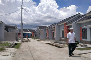 <p> Warga melintas di komplek perumahan bersubsidi kawasan Kecamatan Mauk Kabupaten Tangerang, Banten, Jumat, 23 Oktober 2020. Foto: Panji Asmoro/TrenAsia</p>
