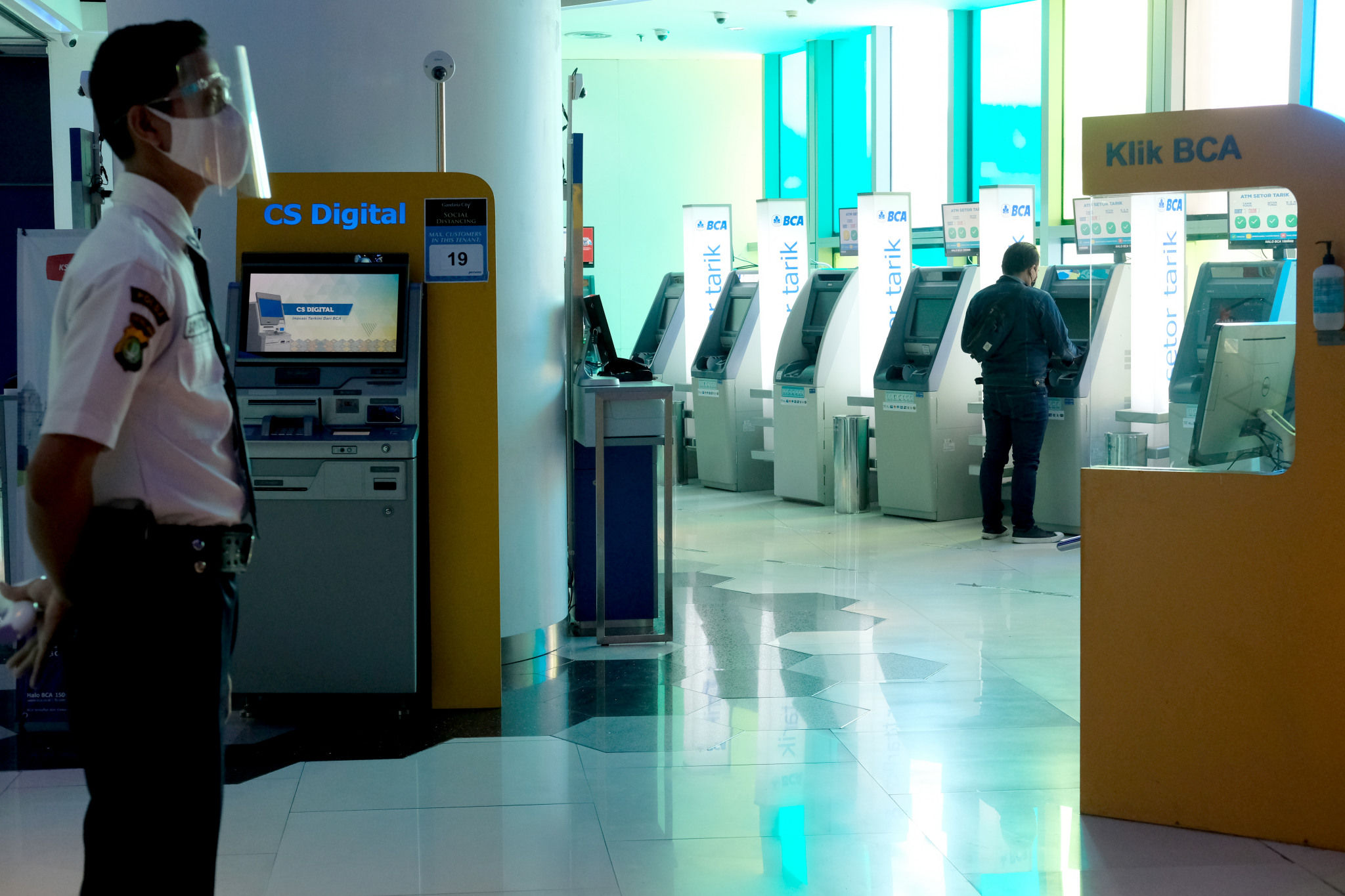 <p>Nasabah melakukan transaksi anjungan tunai mandiri (ATM) di gerai BCA Mal Gandaria City, Jakarta Selatan, Kamis, 22 Oktober 2020. Foto: Ismail Pohan/TrenAsia</p>
