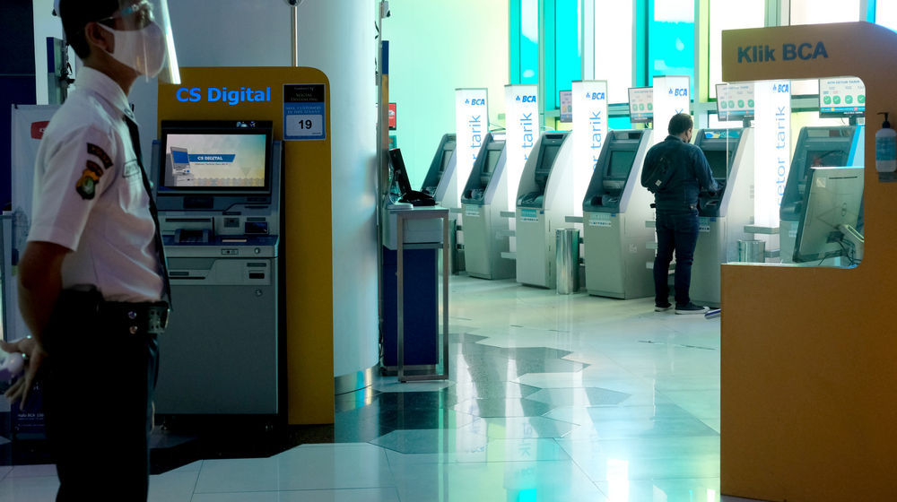 <p>Nasabah melakukan transaksi anjungan tunai mandiri (ATM) di gerai BCA Mal Gandaria City, Jakarta Selatan, Kamis, 22 Oktober 2020. Foto: Ismail Pohan/TrenAsia</p>
