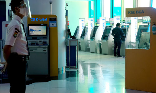 <p>Nasabah melakukan transaksi anjungan tunai mandiri (ATM) di gerai BCA Mal Gandaria City, Jakarta Selatan, Kamis, 22 Oktober 2020. Foto: Ismail Pohan/TrenAsia</p>
