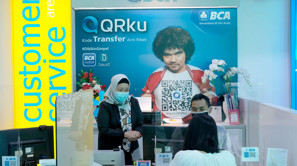 <p>Karyawan melayani nasabah di gerai BCA Mal Gandaria City, Jakarta Selatan, Kamis, 22 Oktober 2020. Foto: Ismail Pohan/TrenAsia</p>
