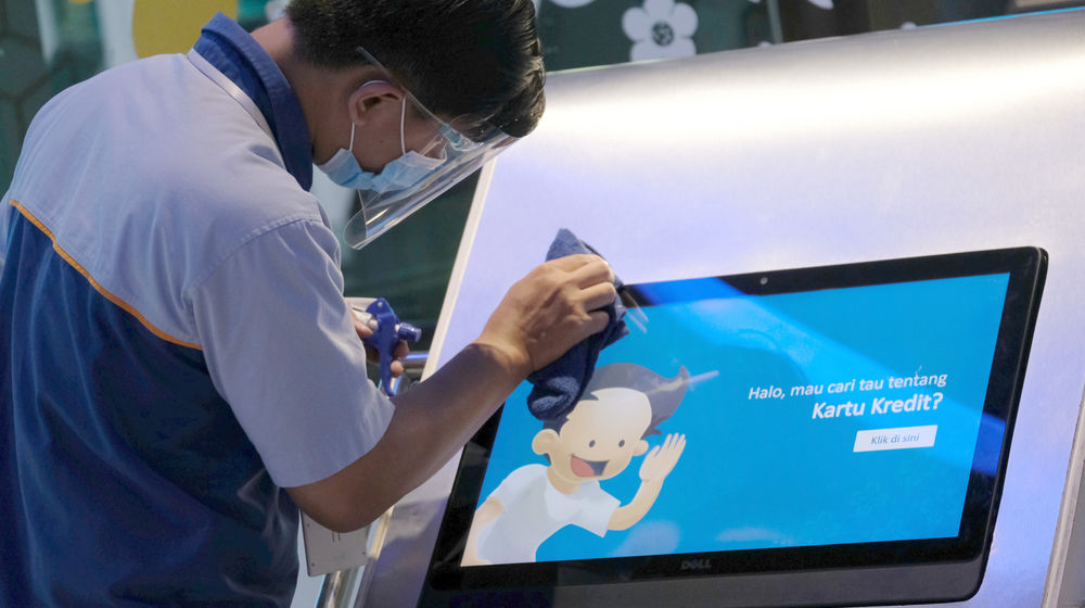 <p>Pekerja membersihkan monitor digital di gerai BCA Mal Gandaria City, Jakarta Selatan, Kamis, 22 Oktober 2020. Foto: Ismail Pohan/TrenAsia</p>
