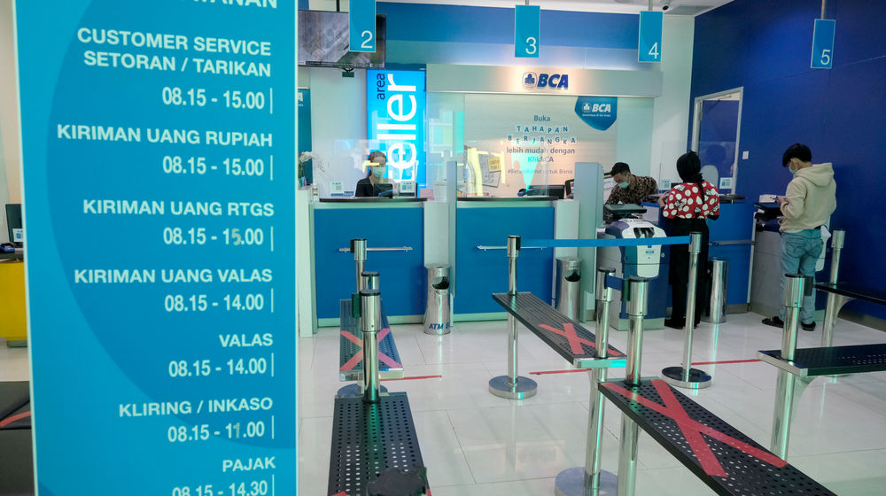 <p>Nasabah melakukan transaksi di teller gerai BCA Mal Gandaria City, Jakarta Selatan, Kamis, 22 Oktober 2020. Foto: Ismail Pohan/TrenAsia</p>
