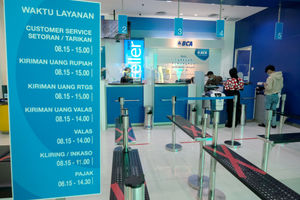 <p>Nasabah melakukan transaksi di teller gerai BCA Mal Gandaria City, Jakarta Selatan, Kamis, 22 Oktober 2020. Foto: Ismail Pohan/TrenAsia</p>
