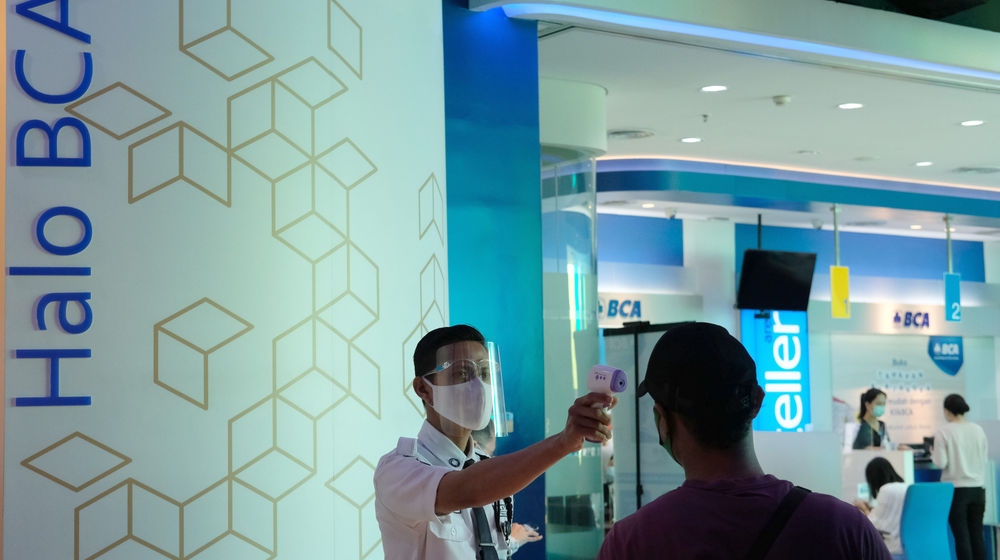 <p>Nasabah dicek suhu tubuhnya sebelum memasuki gerai BCA Mal Gandaria City, Jakarta Selatan, Kamis, 22 Oktober 2020. Foto: Ismail Pohan/TrenAsia</p>
