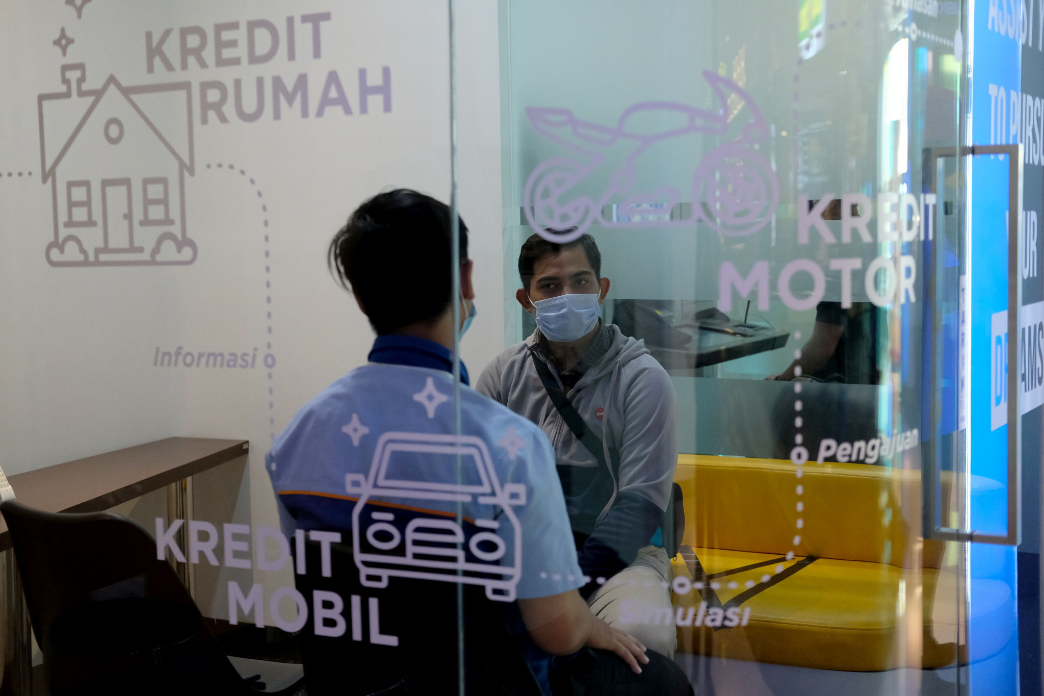 <p>Karyawan melayani nasabah konsultasi kredit di gerai BCA Mal Gandaria City, Jakarta Selatan, Kamis, 22 Oktober 2020. Foto: Ismail Pohan/TrenAsia</p>
