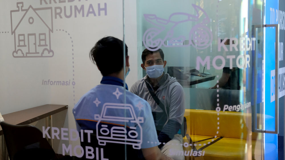 <p>Karyawan melayani nasabah konsultasi kredit di gerai BCA Mal Gandaria City, Jakarta Selatan, Kamis, 22 Oktober 2020. Foto: Ismail Pohan/TrenAsia</p>
