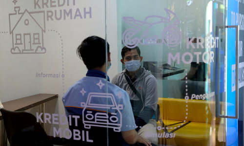 <p>Karyawan melayani nasabah konsultasi kredit di gerai BCA Mal Gandaria City, Jakarta Selatan, Kamis, 22 Oktober 2020. Foto: Ismail Pohan/TrenAsia</p>
