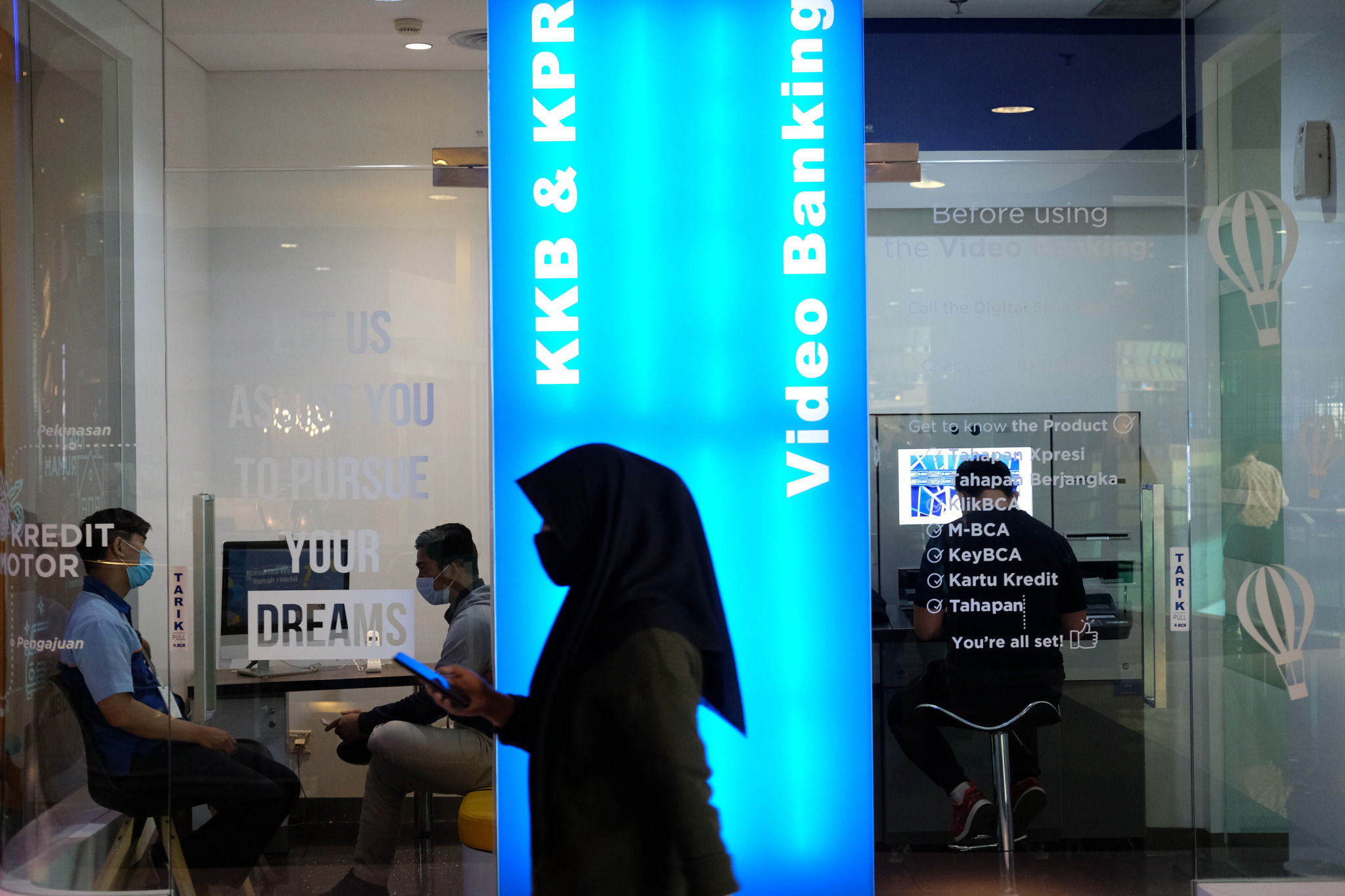 <p>Suasana pelayanan video banking dan pengajuan kredit di gerai BCA Mal Gandaria City, Jakarta Selatan, Kamis, 22 Oktober 2020. Foto: Ismail Pohan/TrenAsia</p>

