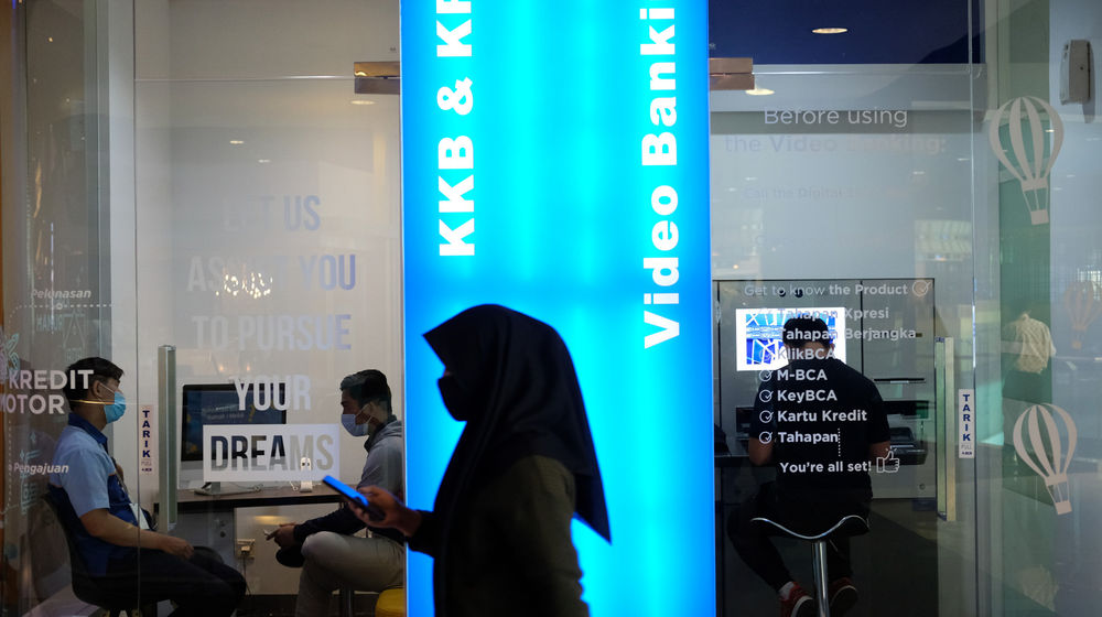 <p>Suasana pelayanan video banking dan pengajuan kredit di gerai BCA Mal Gandaria City, Jakarta Selatan, Kamis, 22 Oktober 2020. Foto: Ismail Pohan/TrenAsia</p>
