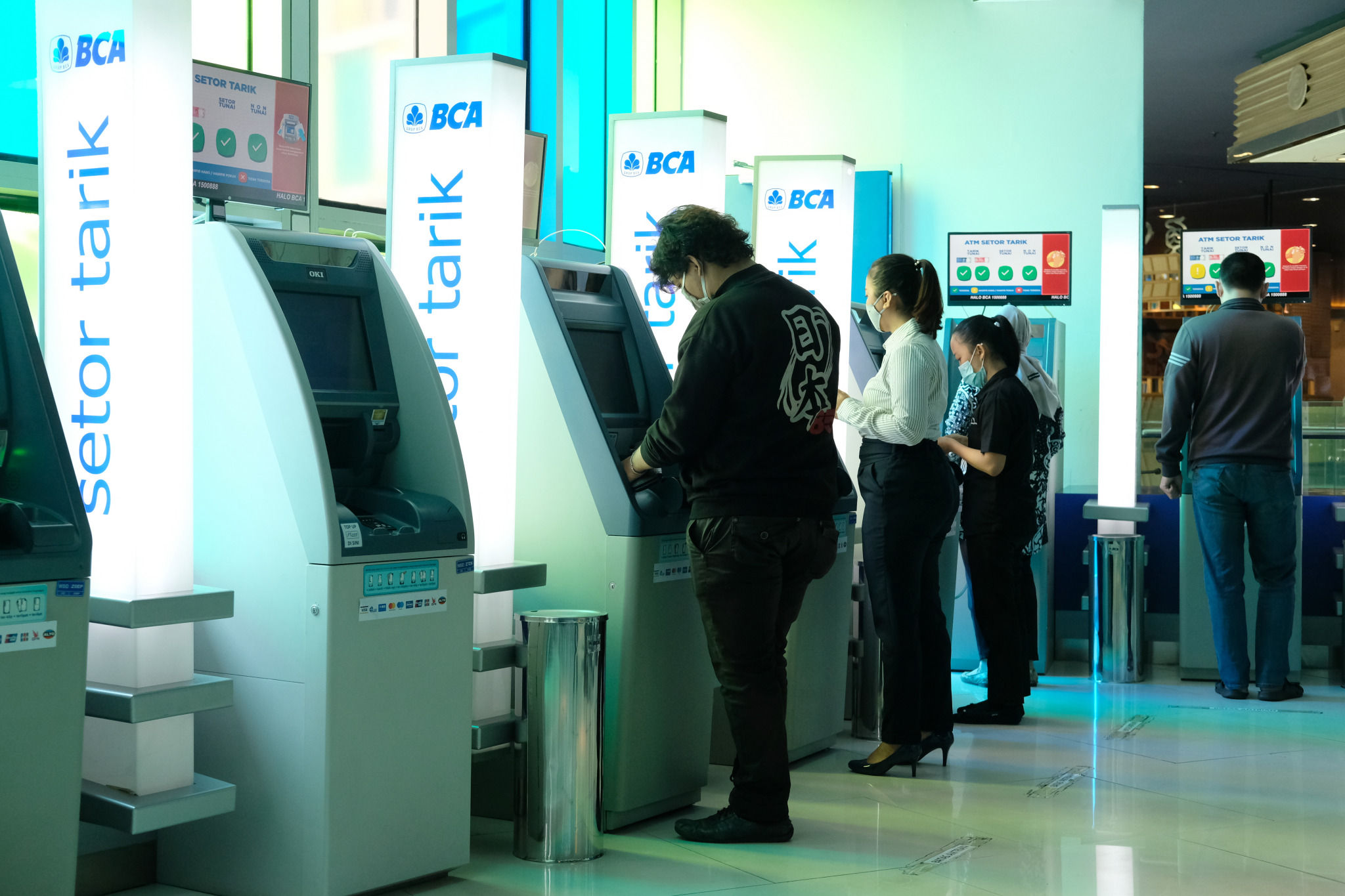 <p>Nasabah melakukan transaksi melalui mesin anjungan tunai mandiri (ATM) di gerai BCA Mal Gandaria City, Jakarta Selatan, Kamis, 22 Oktober 2020. Foto: Ismail Pohan/TrenAsia</p>
