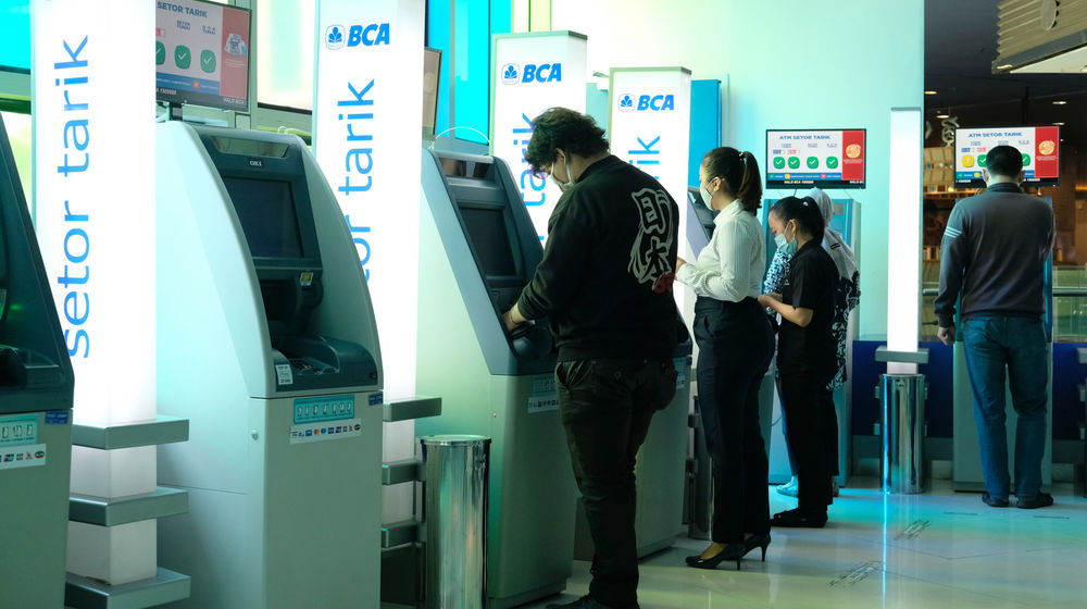 <p>Nasabah melakukan transaksi melalui mesin anjungan tunai mandiri (ATM) di gerai BCA Mal Gandaria City, Jakarta Selatan, Kamis, 22 Oktober 2020. Foto: Ismail Pohan/TrenAsia</p>
