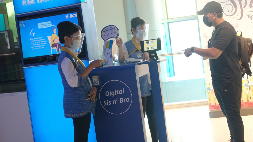 <p>Karyawan melayani nasabah di gerai BCA Mal Gandaria City, Jakarta Selatan, Kamis, 22 Oktober 2020. Foto: Ismail Pohan/TrenAsia</p>
