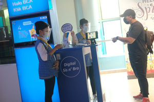 <p>Karyawan melayani nasabah di gerai BCA Mal Gandaria City, Jakarta Selatan, Kamis, 22 Oktober 2020. Foto: Ismail Pohan/TrenAsia</p>
