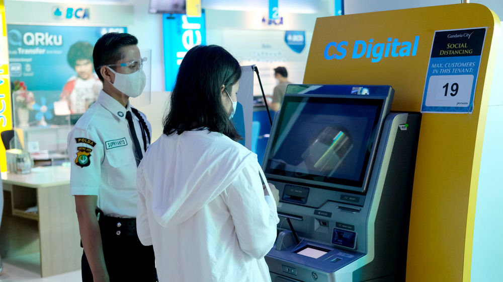 <p>Nasabah mendaftar di mesin customer service digital di gerai BCA Mal Gandaria City, Jakarta Selatan, Kamis, 22 Oktober 2020. Foto: Ismail Pohan/TrenAsia</p>

