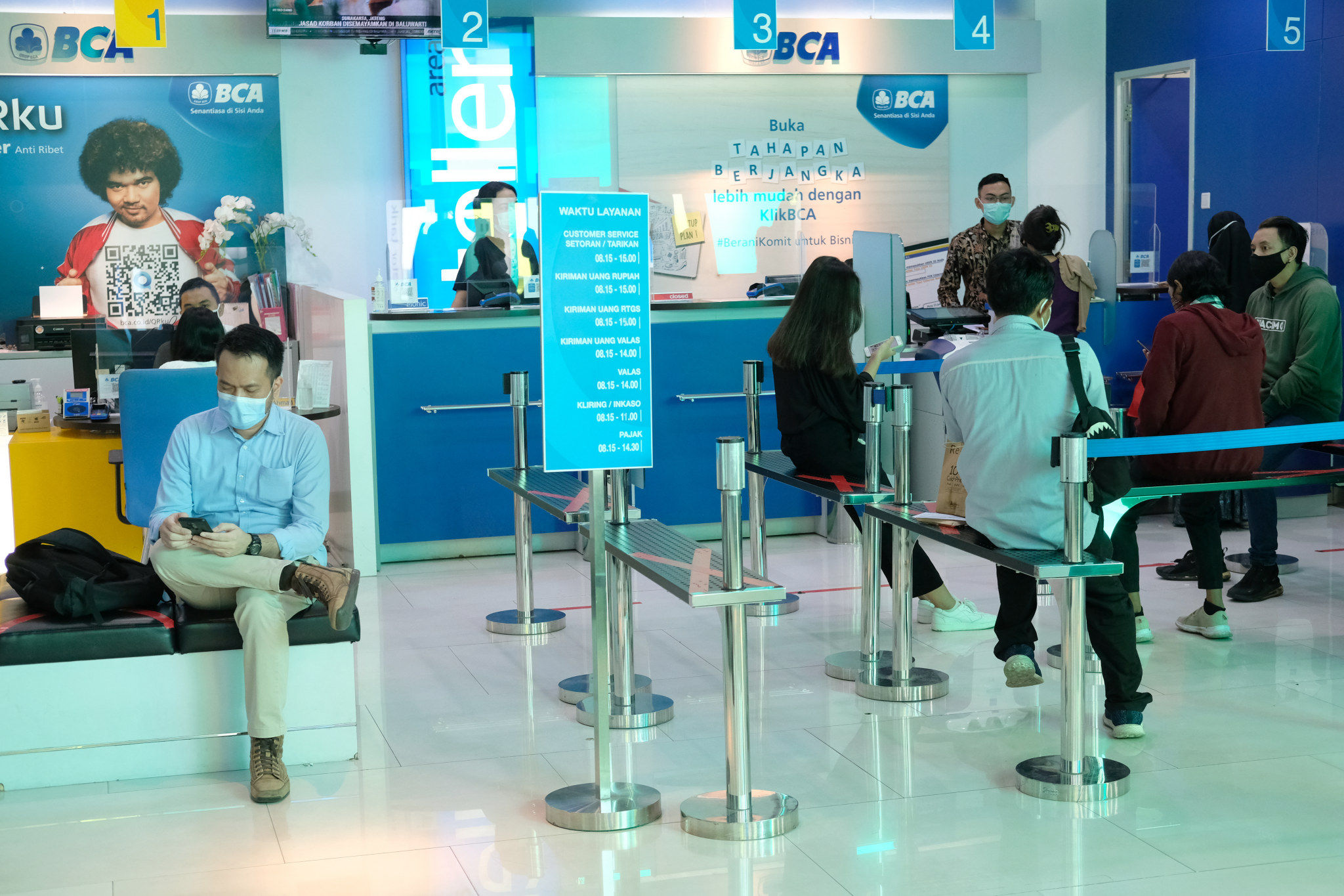 <p>Sejumlah nasabah menunggu pelayanan teller di gerai BCA Mal Gandaria City, Jakarta Selatan, Kamis, 22 Oktober 2020. Foto: Ismail Pohan/TrenAsia</p>
