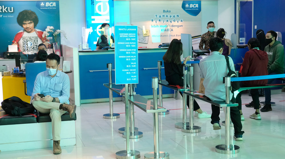 <p>Sejumlah nasabah menunggu pelayanan teller di gerai BCA Mal Gandaria City, Jakarta Selatan, Kamis, 22 Oktober 2020. Foto: Ismail Pohan/TrenAsia</p>
