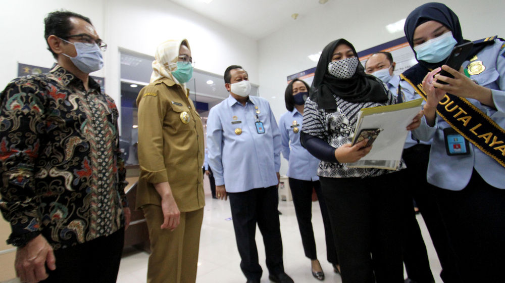 <p>Walikota Tangerang Selatan, Ibu Airin Rachmi Diany (kedua kiri) hadir bersama pejabat Direktorat Jendral Imigrasi Kementerian Hukum dan Hak Asasi Manusia Republik Indonesia dan Lippo Malls Indonesia saat peresmian Unit Layanan Paspor (ULP) di mal WTC Mal Matahari, Serpong, Selasa, 20 Oktober 2020. Foto: Panji Asmoro/TrenAsia</p>
