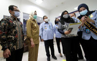 <p>Walikota Tangerang Selatan, Ibu Airin Rachmi Diany (kedua kiri) hadir bersama pejabat Direktorat Jendral Imigrasi Kementerian Hukum dan Hak Asasi Manusia Republik Indonesia dan Lippo Malls Indonesia saat peresmian Unit Layanan Paspor (ULP) di mal WTC Mal Matahari, Serpong, Selasa, 20 Oktober 2020. Foto: Panji Asmoro/TrenAsia</p>
