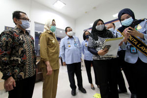 <p>Walikota Tangerang Selatan, Ibu Airin Rachmi Diany (kedua kiri) hadir bersama pejabat Direktorat Jendral Imigrasi Kementerian Hukum dan Hak Asasi Manusia Republik Indonesia dan Lippo Malls Indonesia saat peresmian Unit Layanan Paspor (ULP) di mal WTC Mal Matahari, Serpong, Selasa, 20 Oktober 2020. Foto: Panji Asmoro/TrenAsia</p>