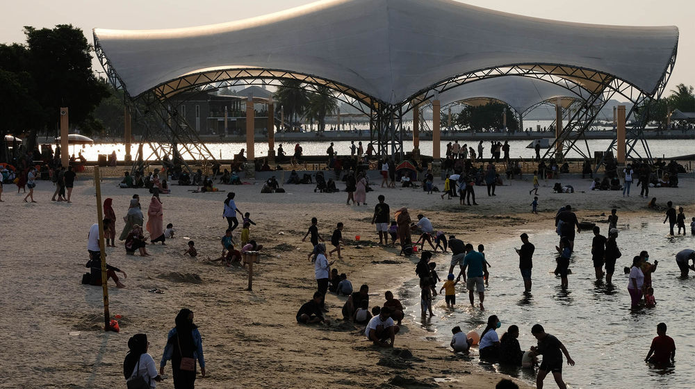 <p>Wisatawan menikmati waktu berlibur di Pantai Lagoon, Taman Impian Jaya Ancol, Jakarta, Kamis, 29 Oktober 2020. Foto: Ismail Pohan/TrenAsia</p>
