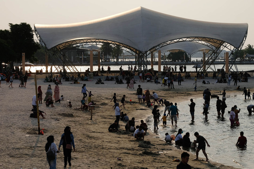 <p>Wisatawan menikmati waktu berlibur di Pantai Lagoon, Taman Impian Jaya Ancol, Jakarta, Kamis, 29 Oktober 2020. Foto: Ismail Pohan/TrenAsia</p>
