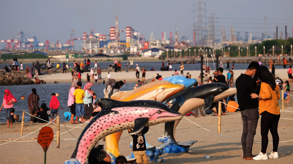 <p>Wisatawan menikmati waktu berlibur di Pantai Lagoon, Taman Impian Jaya Ancol, Jakarta, Kamis, 29 Oktober 2020. Foto: Ismail Pohan/TrenAsia</p>
