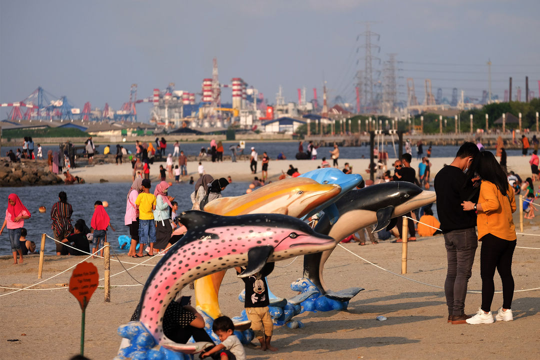 <p>Wisatawan menikmati waktu berlibur di Pantai Lagoon, Taman Impian Jaya Ancol, Jakarta, Kamis, 29 Oktober 2020. Foto: Ismail Pohan/TrenAsia</p>
