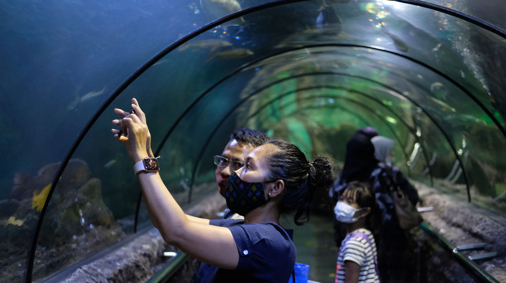 <p>Wisatawan menikmati waktu berlibur di Seaword, Taman Impian Jaya Ancol, Jakarta, Kamis, 29 Oktober 2020. Foto: Ismail Pohan/TrenAsia</p>
