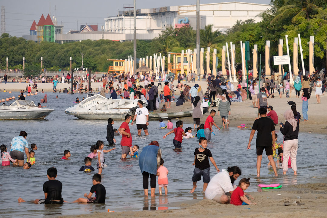 <p>Wisatawan menikmati waktu berlibur di Pantai Lagoon, Taman Impian Jaya Ancol, Jakarta, Kamis, 29 Oktober 2020. Foto: Ismail Pohan/TrenAsia</p>
