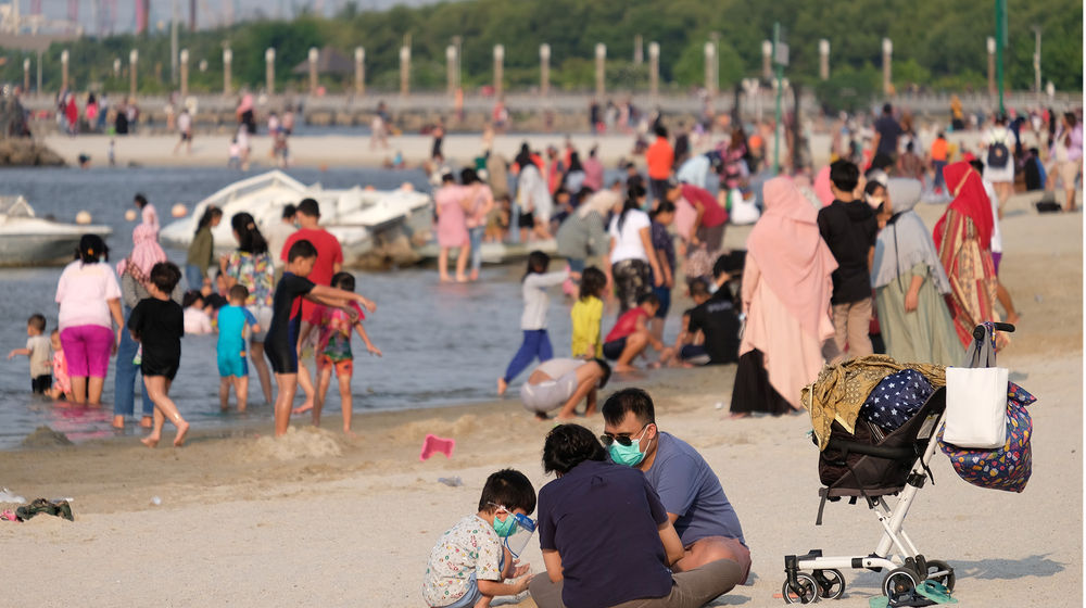 <p>Wisatawan menikmati waktu berlibur di Pantai Lagoon, Taman Impian Jaya Ancol, Jakarta, Kamis, 29 Oktober 2020. Foto: Ismail Pohan/TrenAsia</p>

