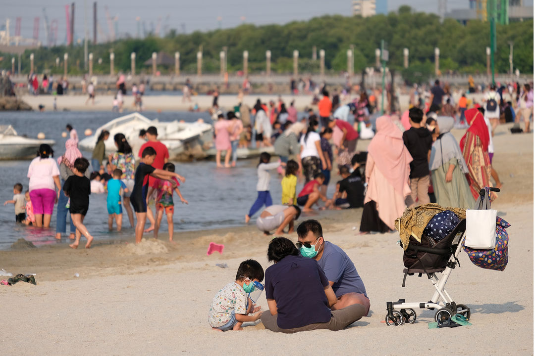 <p>Wisatawan menikmati waktu berlibur di Pantai Lagoon, Taman Impian Jaya Ancol, Jakarta, Kamis, 29 Oktober 2020. Foto: Ismail Pohan/TrenAsia</p>
