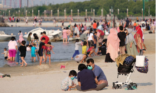 <p>Wisatawan menikmati waktu berlibur di Pantai Lagoon, Taman Impian Jaya Ancol, Jakarta, Kamis, 29 Oktober 2020. Foto: Ismail Pohan/TrenAsia</p>
