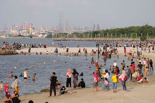 <p>Wisatawan menikmati waktu berlibur di Pantai Lagoon, Taman Impian Jaya Ancol, Jakarta, Kamis, 29 Oktober 2020. Foto: Ismail Pohan/TrenAsia</p>
