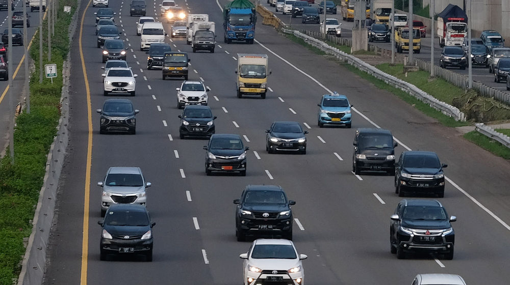 <p>Sejumlah kendaraan melintas di ruas Jalan Tol Jagorawi, Rabu, 28 Oktober 2020. Foto: Ismail Pohan/TrenAsia</p>
