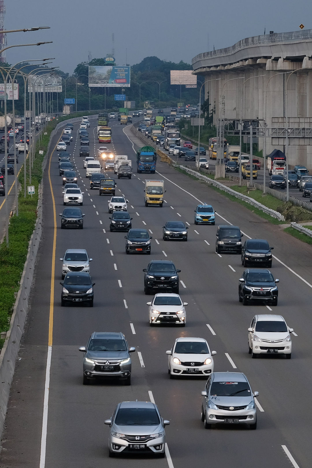 <p>Sejumlah kendaraan melintas di ruas Jalan Tol Jagorawi, Rabu, 28 Oktober 2020. Foto: Ismail Pohan/TrenAsia</p>
