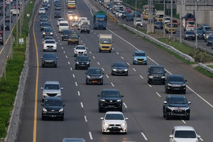 <p>Sejumlah kendaraan melintas di ruas Jalan Tol Jagorawi, Rabu, 28 Oktober 2020. Foto: Ismail Pohan/TrenAsia</p>
