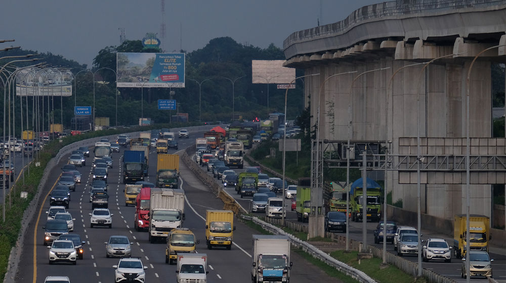 <p>Sejumlah kendaraan melintas di ruas Jalan Tol Jagorawi, Rabu, 28 Oktober 2020. Foto: Ismail Pohan/TrenAsia</p>
