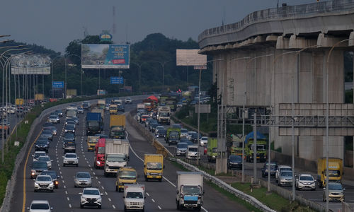 <p>Sejumlah kendaraan melintas di ruas Jalan Tol Jagorawi, Rabu, 28 Oktober 2020. Foto: Ismail Pohan/TrenAsia</p>
