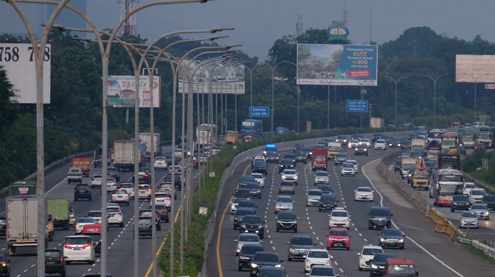 <p>Sejumlah kendaraan melintas di ruas Jalan Tol Jagorawi, Rabu, 28 Oktober 2020. Foto: Ismail Pohan/TrenAsia</p>
