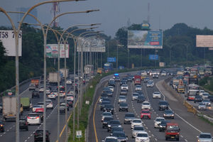 <p>Sejumlah kendaraan melintas di ruas Jalan Tol Jagorawi, Rabu, 28 Oktober 2020. Foto: Ismail Pohan/TrenAsia</p>