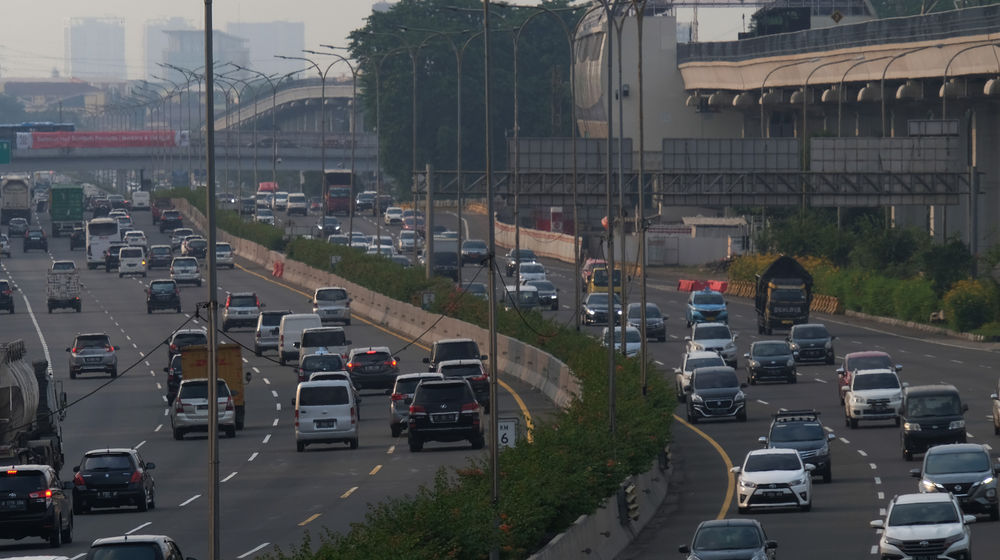 <p>Sejumlah kendaraan melintas di ruas Jalan Tol Jagorawi, Rabu, 28 Oktober 2020. Foto: Ismail Pohan/TrenAsia</p>