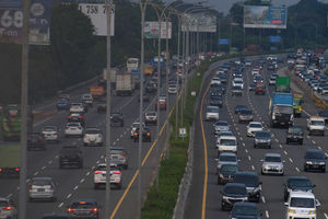 <p>Sejumlah kendaraan melintas di ruas Jalan Tol Jagorawi, Rabu, 28 Oktober 2020. Foto: Ismail Pohan/TrenAsia</p>