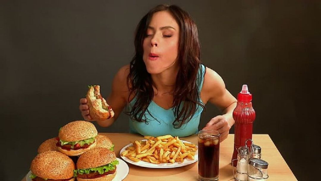 <p>Ilustrasi memakan makanan cepat saji / Shutterstock</p>

