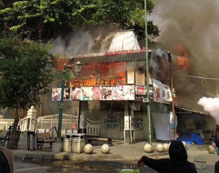 <p>Salah satu foto pembakaran di kawasan Malioboro saat aksi unjuk rasa / Twitter</p>
