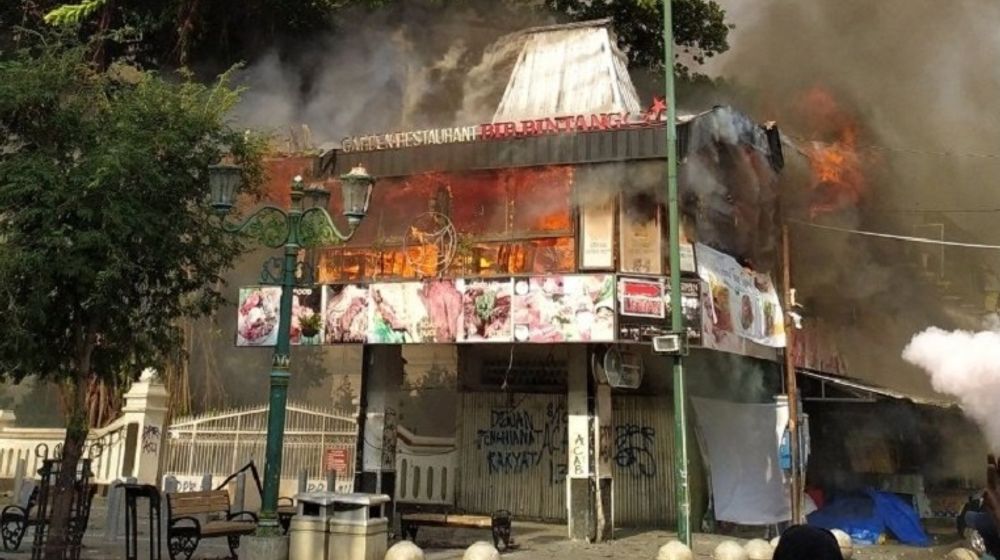 <p>Salah satu foto pembakaran di kawasan Malioboro saat aksi unjuk rasa / Twitter</p>
