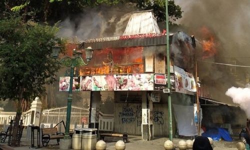 <p>Salah satu foto pembakaran di kawasan Malioboro saat aksi unjuk rasa / Twitter</p>
