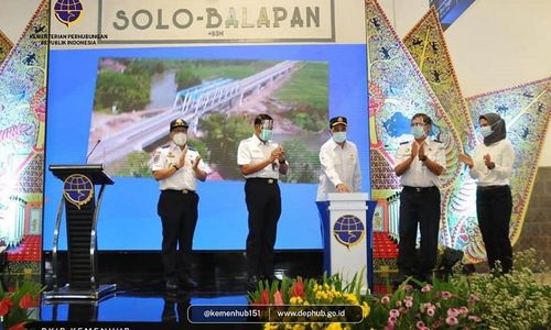 <p>Menteri Perhubungan Budi Karya Sumadi hadir dalam kegiatan Soft Launching Pengoperasian Parsial Jalur Ganda Lintas Selatan Jawa di Stasiun Solo Balapan / Dok. Kemenhub</p>